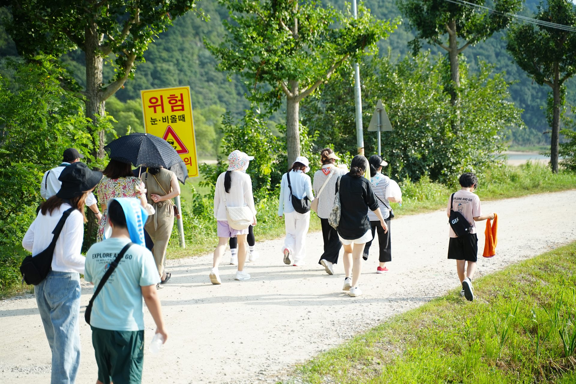 축전을 걷는 사람들
